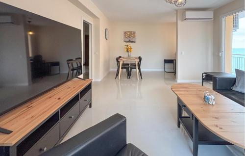 Stunning Apartment In Torrevieja