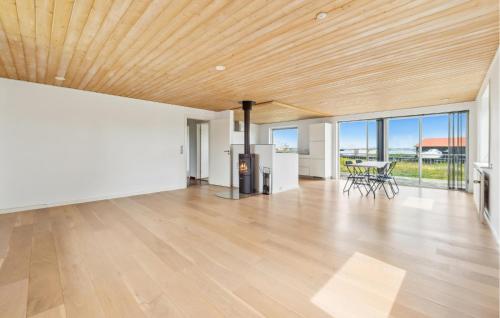 Vilsund VestにあるAwesome Home In Thisted With House Sea Viewの木製天井の空きリビングルーム