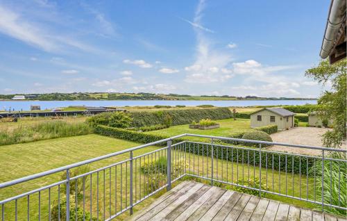 Vilsund VestにあるAwesome Home In Thisted With House Sea Viewの庭付きの家のバルコニーからの眺め