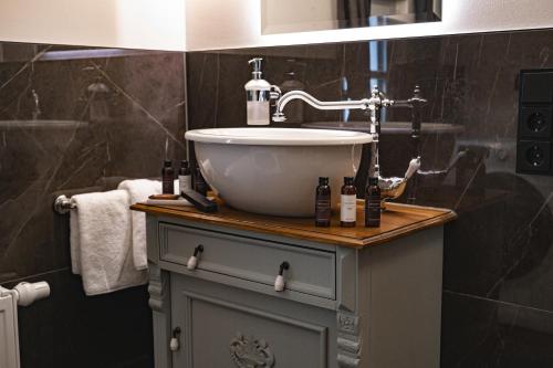 Phòng tắm tại Löw Chalet Suite 1 in the Heart of Kitzbühel by 360 Estates