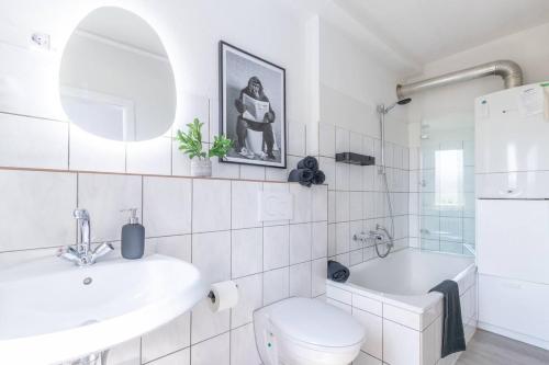 Un baño con lavabo, inodoro y bañera. en Design-Altbaujuwel in Neuwied, en Neuwied