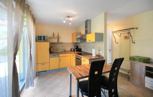 een keuken met een houten tafel en een eetkamer bij U9 Eg in Marienfelde