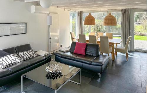 Χώρος καθιστικού στο Cozy Home In Röbel With House A Panoramic View