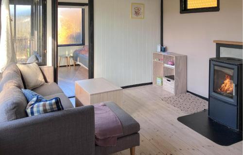 Una sala de estar con un sofá y una chimenea. en 2 Bedroom Nice Home In Kirke Såby, en Kirke Såby