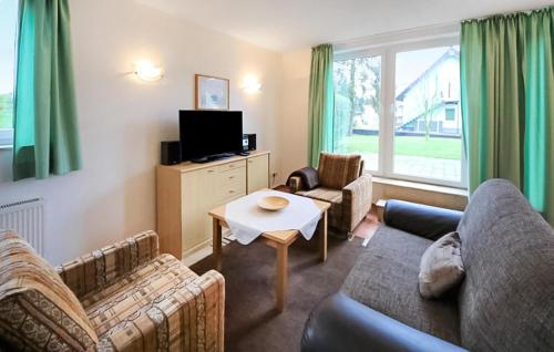 een woonkamer met een bank en een tv bij S42 Sou in Marienfelde