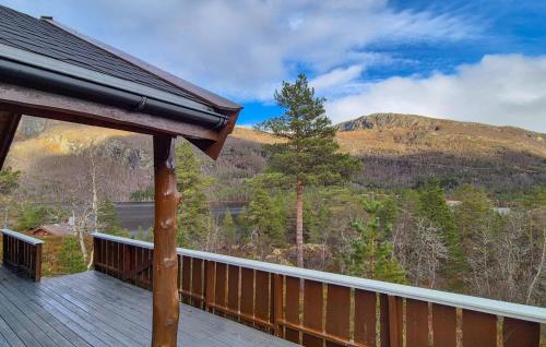een terras met uitzicht op een berg bij Amazing Home In Skare With Sauna in Seljestad