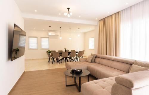 een woonkamer met een bank en een tafel bij Awesome Home In Imotski in Lokvičič