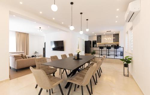 een eetkamer en woonkamer met een tafel en stoelen bij Awesome Home In Imotski in Lokvičič