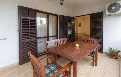 Cozy Apartment In Porec With Wifi