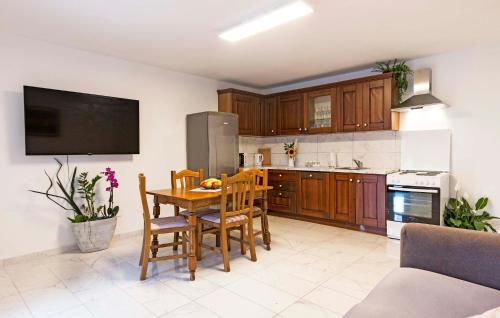 Nhà bếp/bếp nhỏ tại 2 Bedroom Stunning Apartment In Bale