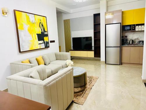 un salon avec un canapé blanc et une télévision dans l'établissement Golden Villa, à Wayikkal