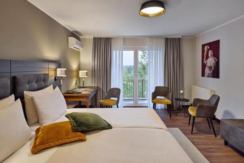 Postel nebo postele na pokoji v ubytování Dorint MARC AUREL Spa & Golf Resort