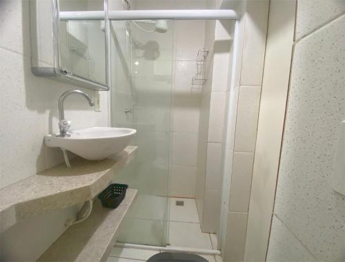 Casa no centro histórico de São João del- Rei في ساو جواو ديل ري: حمام أبيض مع حوض ودش