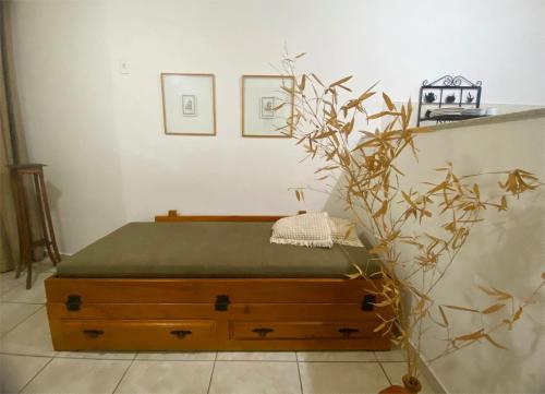 Casa no centro histórico de São João del- Rei في ساو جواو ديل ري: سرير مع مرتبة خضراء ونبات