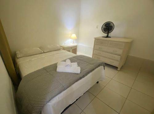 a small bedroom with a bed and a dresser at Casa no centro histórico de São João del- Rei in São João del Rei