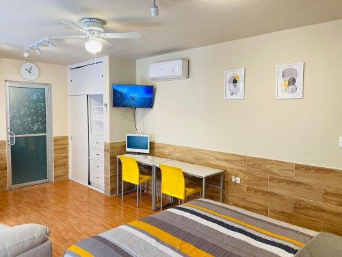 TV a/nebo společenská místnost v ubytování Nice Queen bed apartment, private access