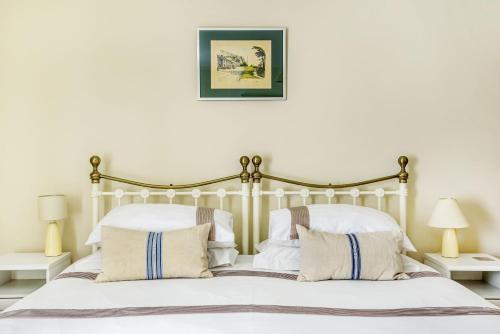 Giường trong phòng chung tại Rose Cottage