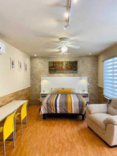 Un dormitorio con una cama, una mesa y un sofá. en Departamento Bonito cama Queen, con acceso privado, en Ramos Arizpe