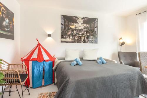 une chambre avec un lit avec une tente rouge et bleue dans l'établissement Romantische Wohnung in der Moselregion, à Treis-Karden