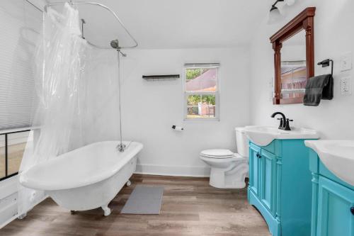 une salle de bain avec une baignoire, un lavabo et des toilettes dans l'établissement The Tilted Texan, à Buda