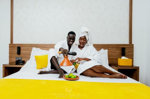 カサブランカにあるオウム パレス ホテル & スパのベッドに座っている男と女