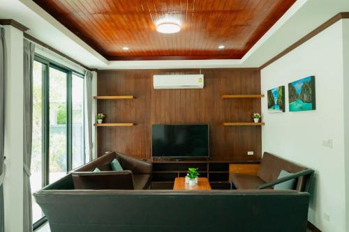 TV a/nebo společenská místnost v ubytování Baan Viset Pool Villa Krabi