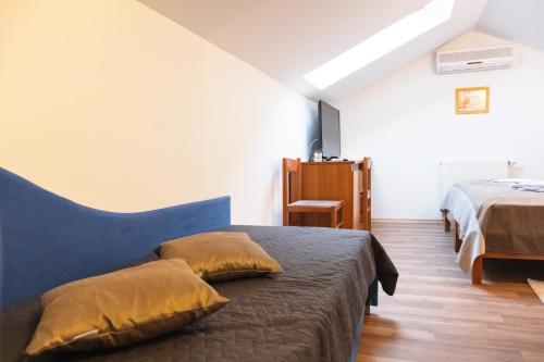 een slaapkamer met twee bedden in een kamer bij Garni Hotel Keltika in Izola