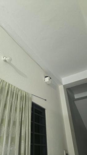ein weißes Zimmer mit einem Fenster und einem Vorhang in der Unterkunft Sentaffe Apt Qn in Quy Nhon