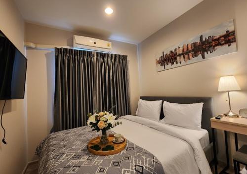 Ένα ή περισσότερα κρεβάτια σε δωμάτιο στο The Room Bangyai