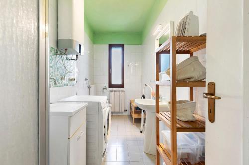 a bathroom with two sinks and a green ceiling at Da Roby - Villa Carolina in Fenis