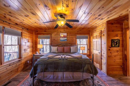 ウェスト・ジェファソンにあるBuck Ridgeのベッドと天井扇風機のある寝室