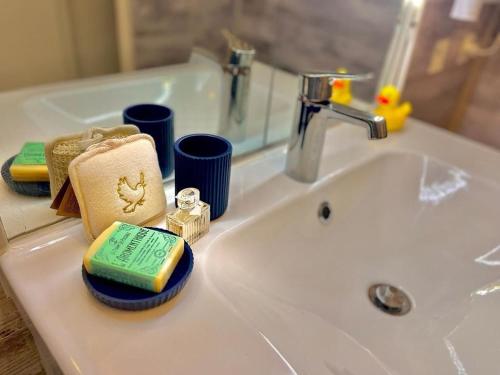 オーにあるL'App' Art, Jolie vue mer en RDC à 200 m de la plageのバスルーム(歯ブラシと歯磨き粉付きのシンク付)