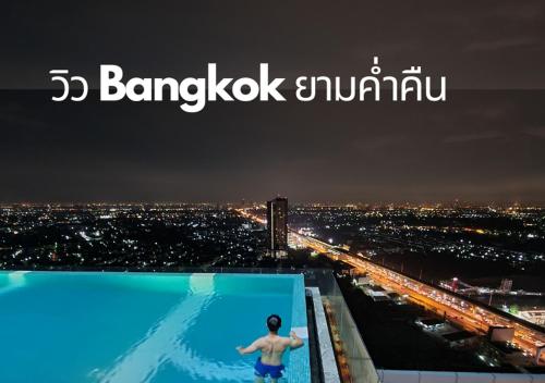 Ein Mann in einem Pool auf einem Gebäude in der Unterkunft The Room Bangyai in Ban Bang Krabu