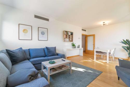 Modern Spacious 3-Bedroom Apt with Pool near Beach
