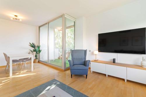 Modern Spacious 3-Bedroom Apt with Pool near Beach