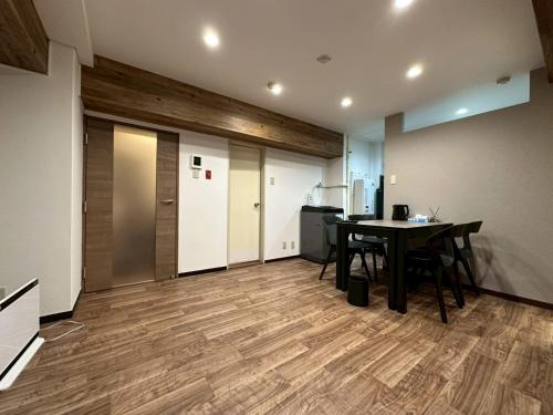 ein Esszimmer mit Tisch und eine Küche in der Unterkunft NEW PS508 Susukino Family Room in Wada