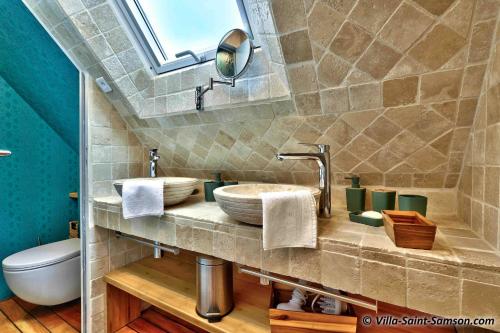 a bathroom with a sink and a toilet at Villa Saint Samson in Trégastel