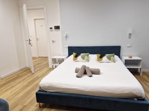 een slaapkamer met een bed met twee handdoeken erop bij B&B Magnolie in Palermo