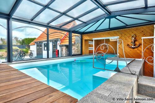 Piscina a Villa Saint Samson o a prop