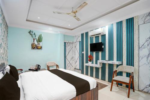 TV a/nebo společenská místnost v ubytování Townhouse Shri Mahakaleshwar Jyotirlinga Ujjain Formerly Hotel Shikhar Darshan