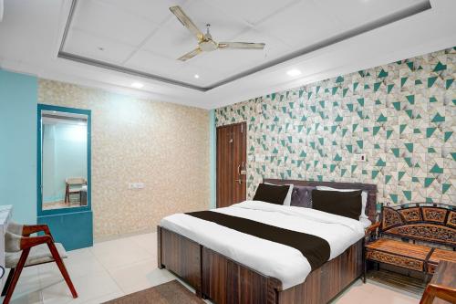 Postel nebo postele na pokoji v ubytování Townhouse Shri Mahakaleshwar Jyotirlinga Ujjain Formerly Hotel Shikhar Darshan
