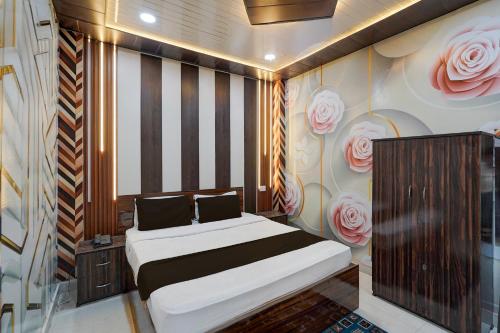 Postel nebo postele na pokoji v ubytování Hotel O Gurdev Metro Station Kanpur Formerly Grand Sunrise