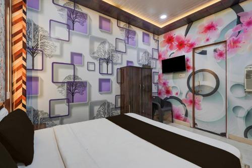 Postel nebo postele na pokoji v ubytování Hotel O Gurdev Metro Station Kanpur Formerly Grand Sunrise