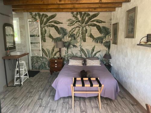 Ένα ή περισσότερα κρεβάτια σε δωμάτιο στο studio à la campagne avec piscine