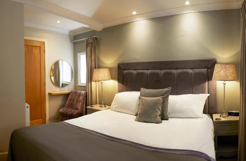 Una cama o camas en una habitación de Five Star Stays