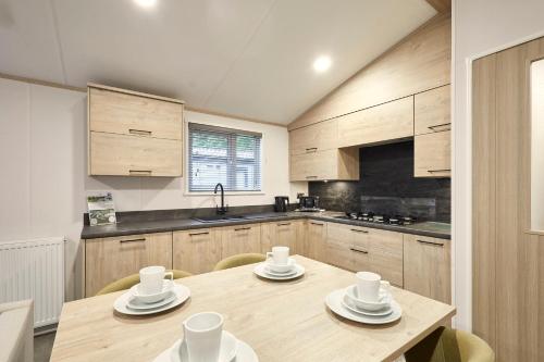 Fir Tree Lodge with Hot Tub photo 18