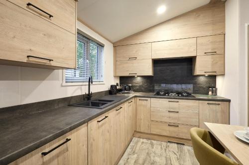 Fir Tree Lodge with Hot Tub photo 12