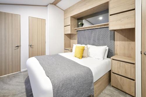 ヨークにあるFir Tree Lodge with Hot Tubのベッドとクローゼットのある寝室