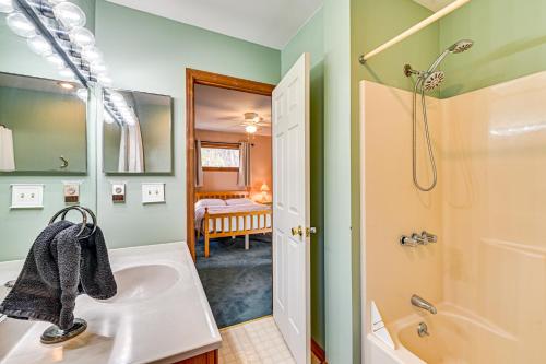 een badkamer met wastafel en douche bij Near Hiking and Skiing Hunter Mountain Getaway! in Elka Park