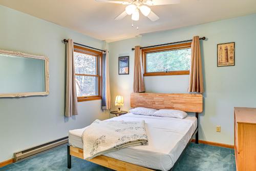 een slaapkamer met een bed en een plafondventilator bij Near Hiking and Skiing Hunter Mountain Getaway! in Elka Park